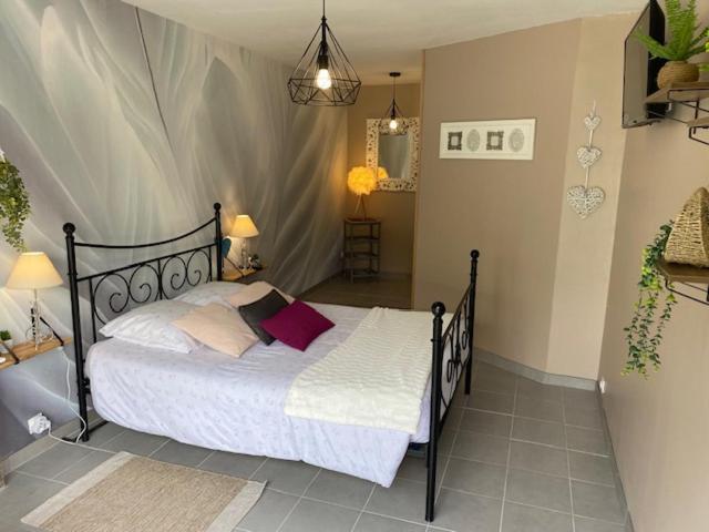 Cottage A La Campagne Avec Piscine Et Spa Ardentes Eksteriør billede